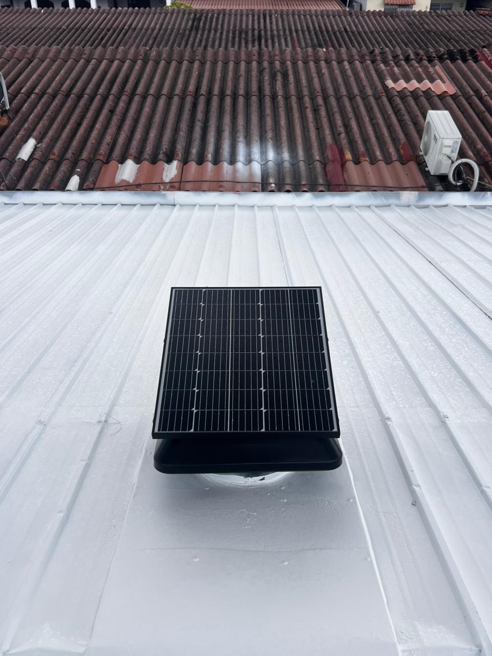 Extractor solar Pana Roof instalado sobre una cubierta blanca, con su panel expuesto a la luz solar