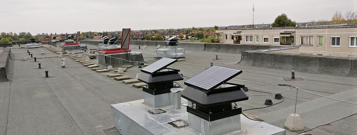 Extractores solares instalados sobre un techo plano